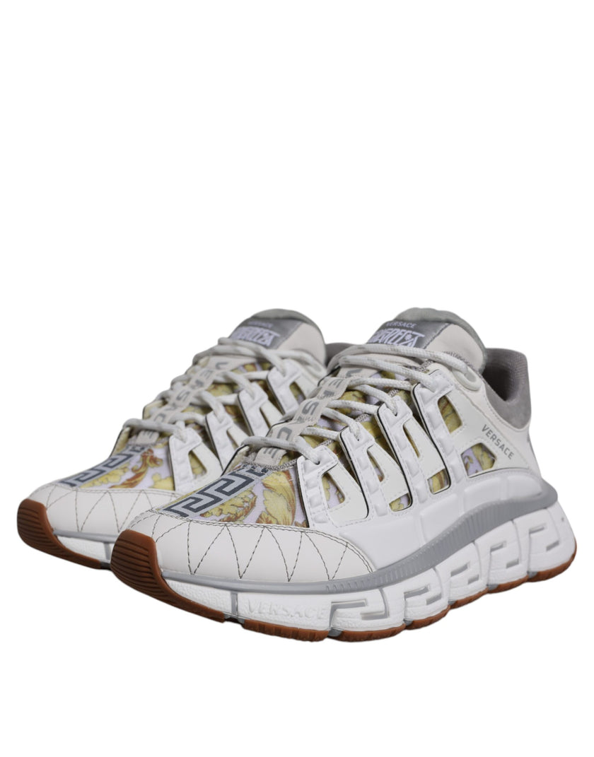 White Trigreca Barocco Print Low Top Sneakers ShoesVERSACE Gorgeous brand new with tags, 100% Authentic VERSACE Barocco Trigreca sneakers. Harnessing their signature aesthetic, these timeless shoes feature a distinctive three-dimensional Greca pattern. Mo