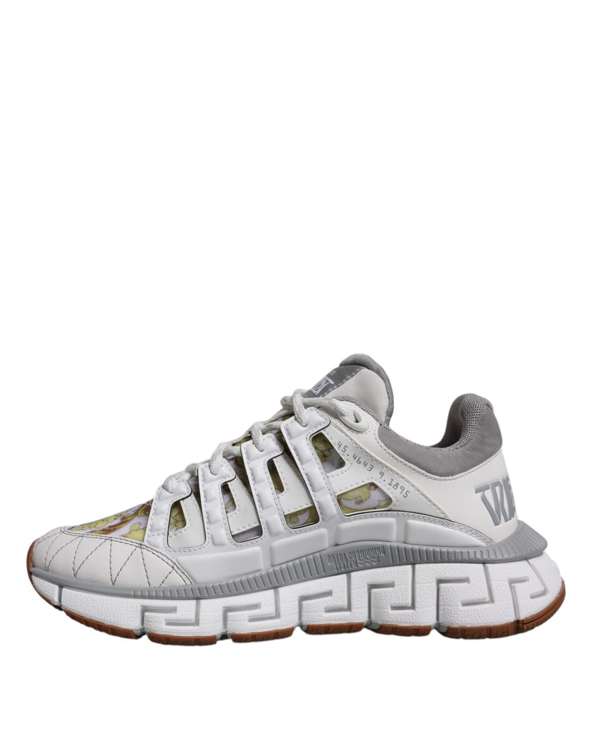 White Trigreca Barocco Print Low Top Sneakers ShoesVERSACE Gorgeous brand new with tags, 100% Authentic VERSACE Barocco Trigreca sneakers. Harnessing their signature aesthetic, these timeless shoes feature a distinctive three-dimensional Greca pattern. Mo