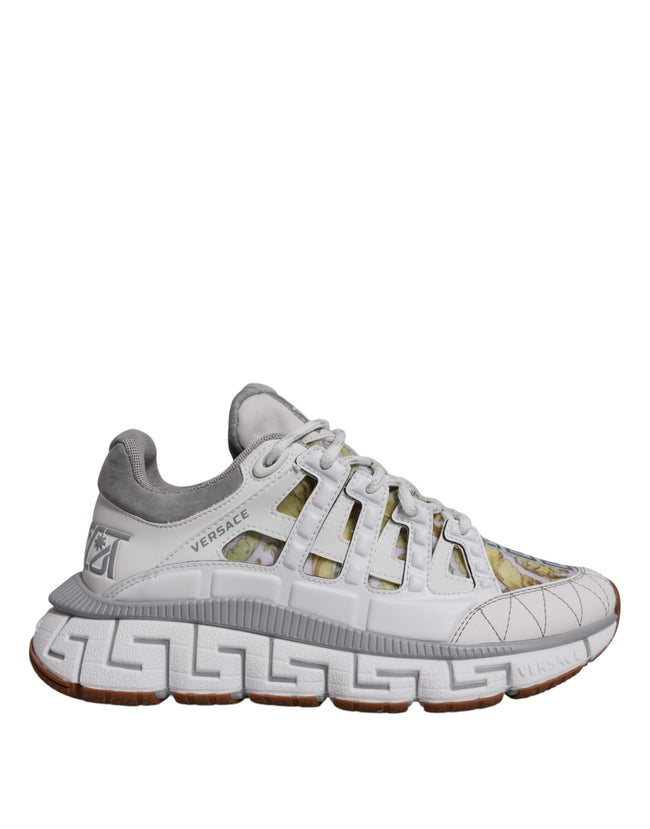 White Trigreca Barocco Print Low Top Sneakers ShoesVERSACE Gorgeous brand new with tags, 100% Authentic VERSACE Barocco Trigreca sneakers. Harnessing their signature aesthetic, these timeless shoes feature a distinctive three-dimensional Greca pattern. Mo