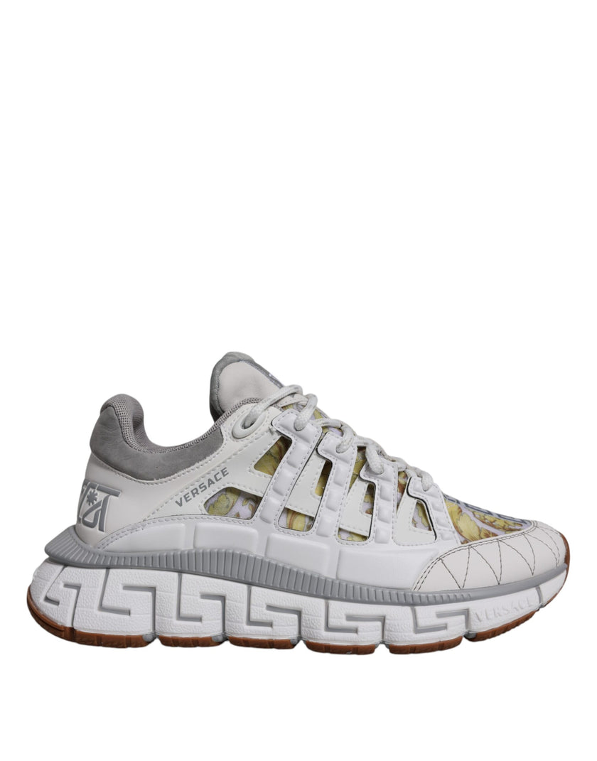 White Trigreca Barocco Print Low Top Sneakers ShoesVERSACE Gorgeous brand new with tags, 100% Authentic VERSACE Barocco Trigreca sneakers. Harnessing their signature aesthetic, these timeless shoes feature a distinctive three-dimensional Greca pattern. Mo