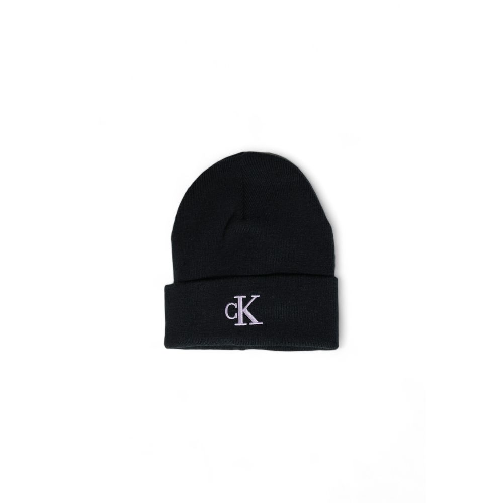 Black Recycled Polyester Cap (Baseball Hat)Discover the MONOGRAM EMBRO beanie from Calvin Klein Jeans, an essential accessory for every woman’s wardrobe. Made from 100% recycled polyester, this beanie not only provides comfort and warmth but is also a sus