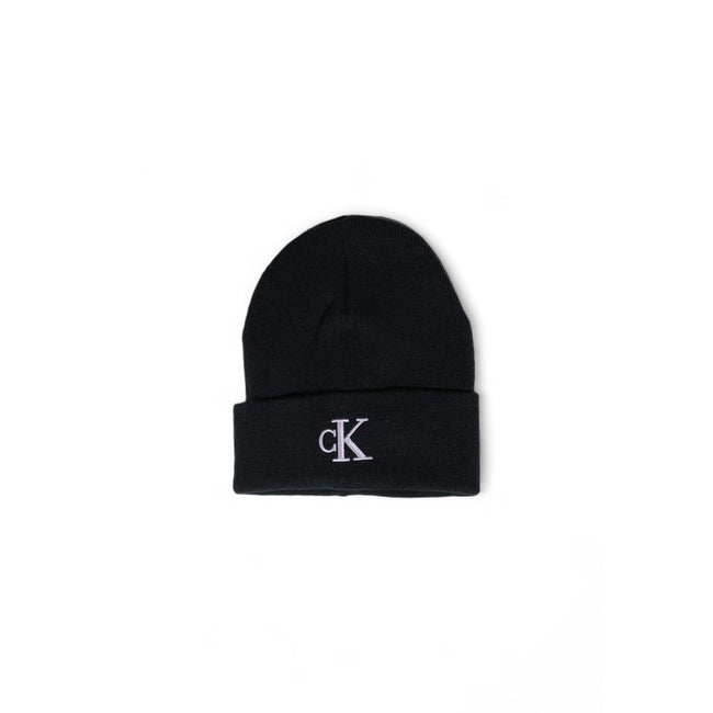 Black Recycled Polyester Cap (Baseball Hat)Discover the MONOGRAM EMBRO beanie from Calvin Klein Jeans, an essential accessory for every woman’s wardrobe. Made from 100% recycled polyester, this beanie not only provides comfort and warmth but is also a sus