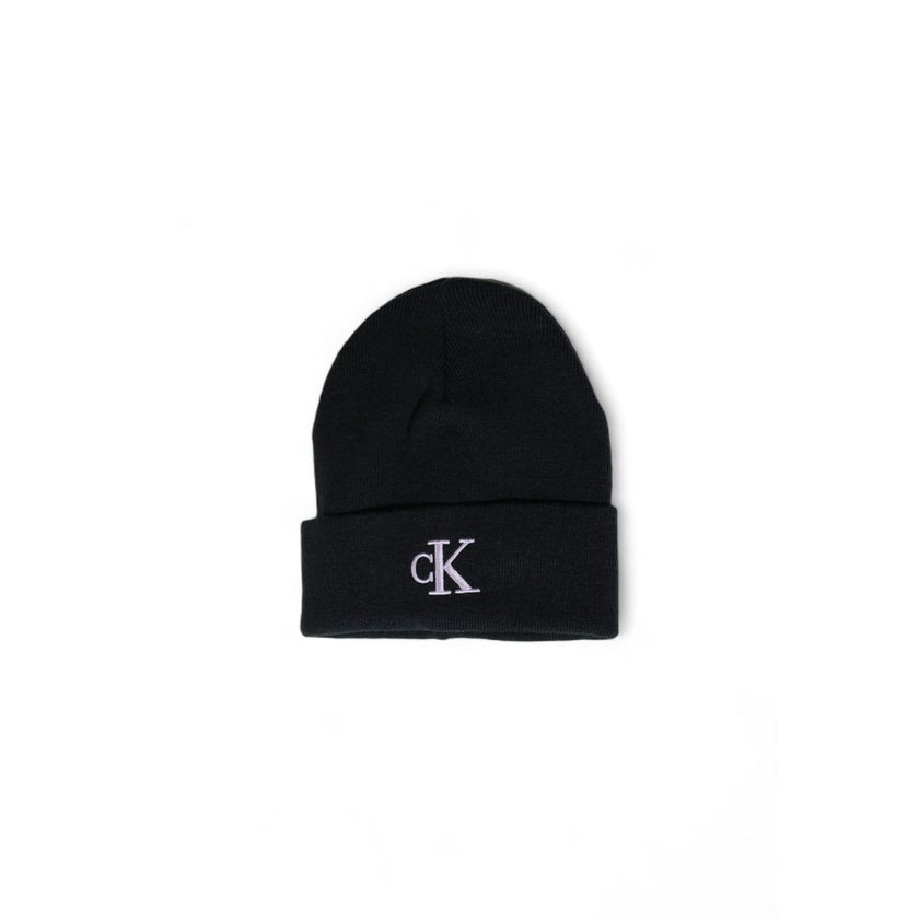 Black Recycled Polyester Cap (Baseball Hat)Discover the MONOGRAM EMBRO beanie from Calvin Klein Jeans, an essential accessory for every woman’s wardrobe. Made from 100% recycled polyester, this beanie not only provides comfort and warmth but is also a sus