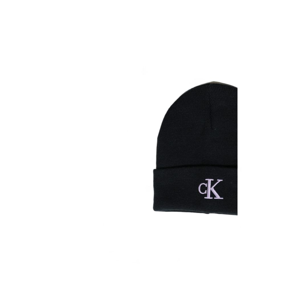 Black Recycled Polyester Cap (Baseball Hat)Discover the MONOGRAM EMBRO beanie from Calvin Klein Jeans, an essential accessory for every woman’s wardrobe. Made from 100% recycled polyester, this beanie not only provides comfort and warmth but is also a sus