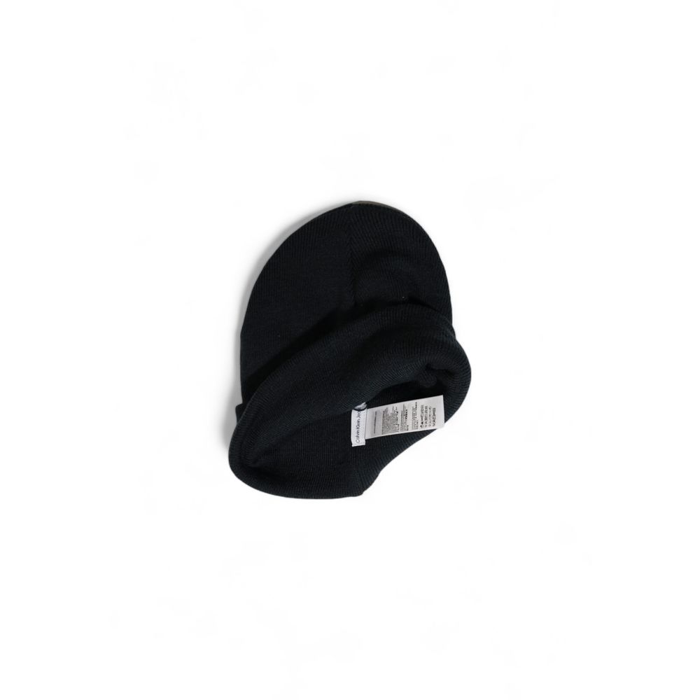 Black Recycled Polyester Cap (Baseball Hat)Discover the MONOGRAM EMBRO beanie from Calvin Klein Jeans, an essential accessory for every woman’s wardrobe. Made from 100% recycled polyester, this beanie not only provides comfort and warmth but is also a sus