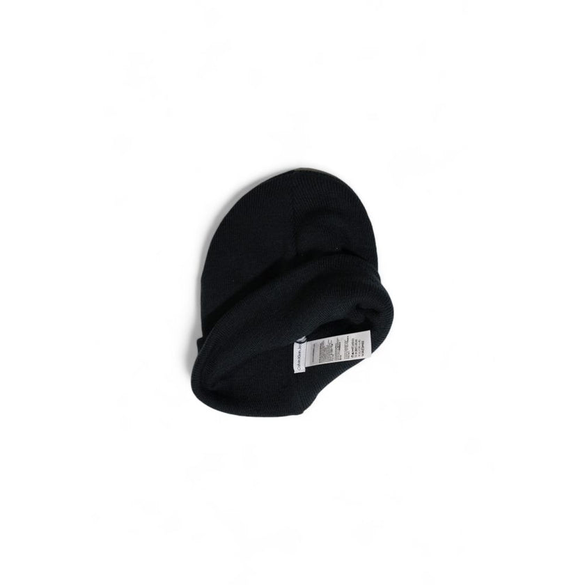 Black Recycled Polyester Cap (Baseball Hat)Discover the MONOGRAM EMBRO beanie from Calvin Klein Jeans, an essential accessory for every woman’s wardrobe. Made from 100% recycled polyester, this beanie not only provides comfort and warmth but is also a sus