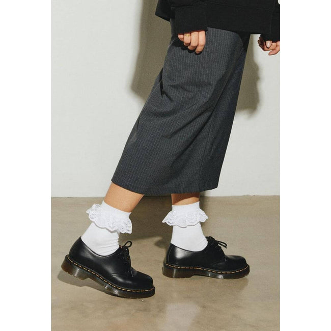 White Polyester SocksThe Dr. Martens Frill Organic Cotton Blend AD097100 women’s socks stand out for their refined and feminine design, featuring an elegant ruffled edge that adds a romantic and contemporary touch to any outfit. Made from a high-quality b