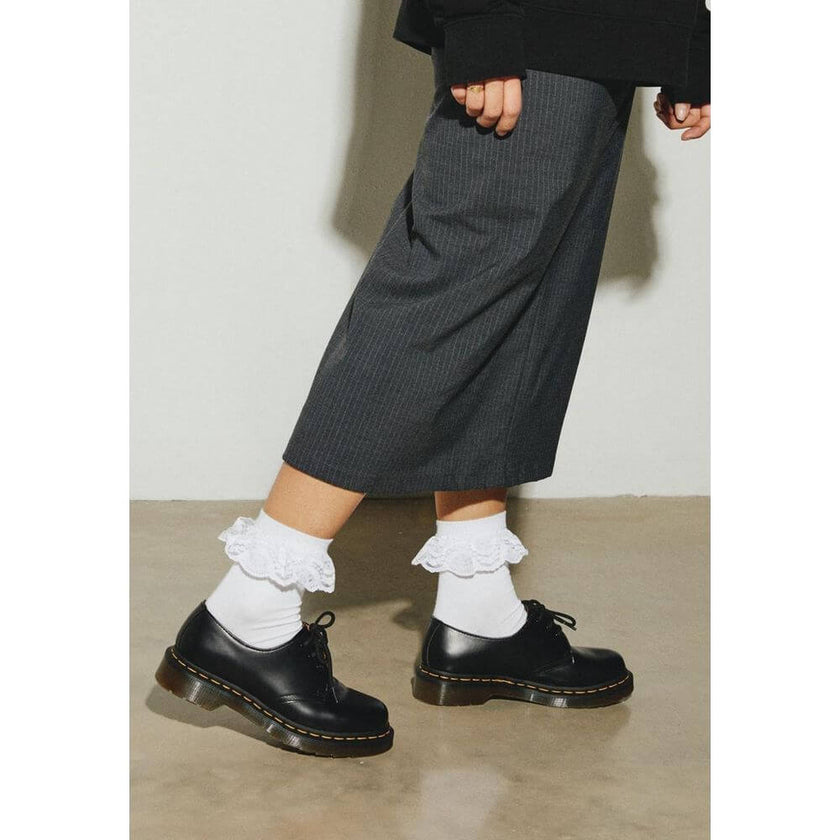 White Polyester SocksThe Dr. Martens Frill Organic Cotton Blend AD097100 women’s socks stand out for their refined and feminine design, featuring an elegant ruffled edge that adds a romantic and contemporary touch to any outfit. Made from a high-quality b