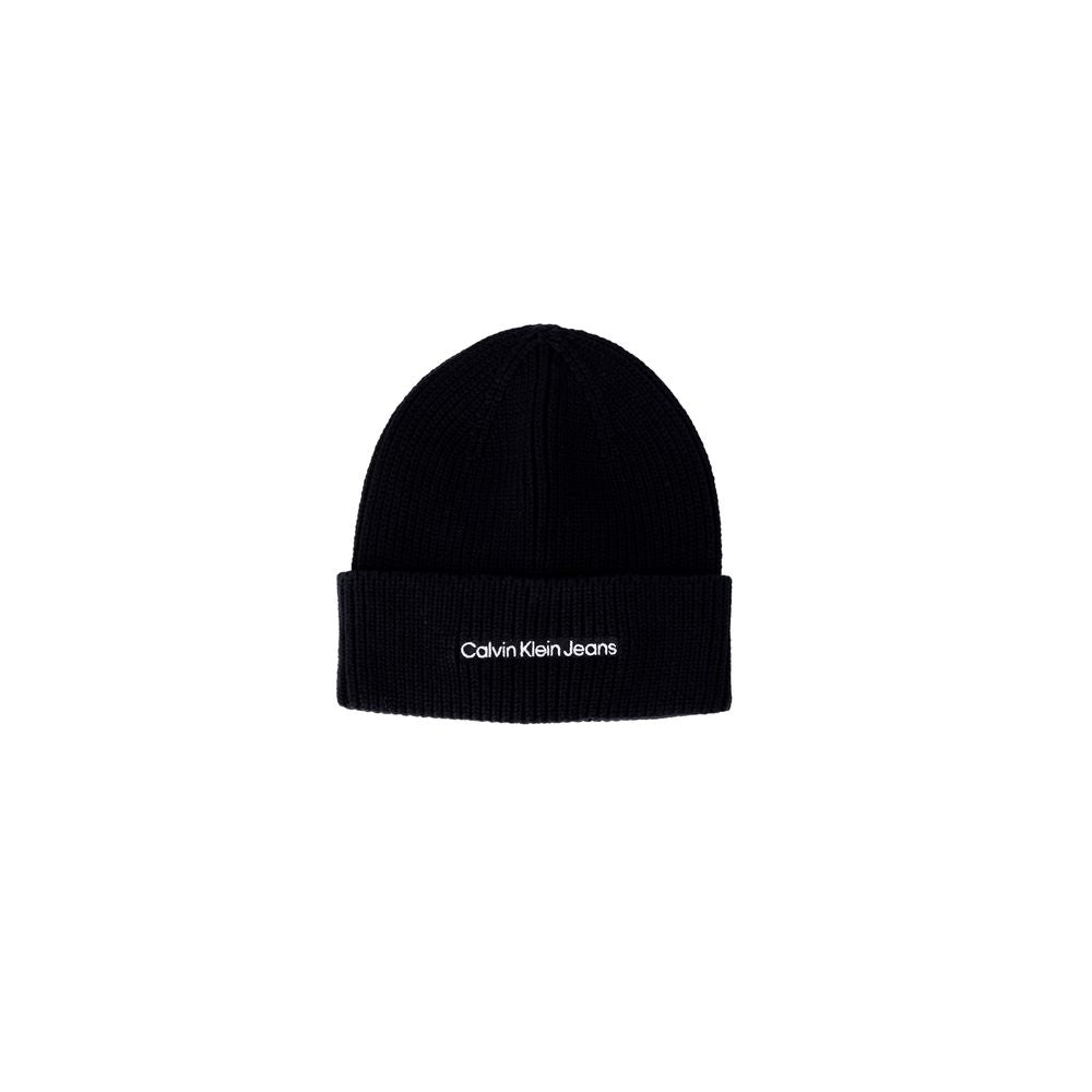 Black Cotton Cap (Baseball Hat)The Calvin Klein Jeans INSTITUTIONAL BEANIE for women is an elegant and versatile accessory, made from 100% cotton for comfort and breathability. The ribbed design is enhanced by an embroidered logo, adding a modern and dist