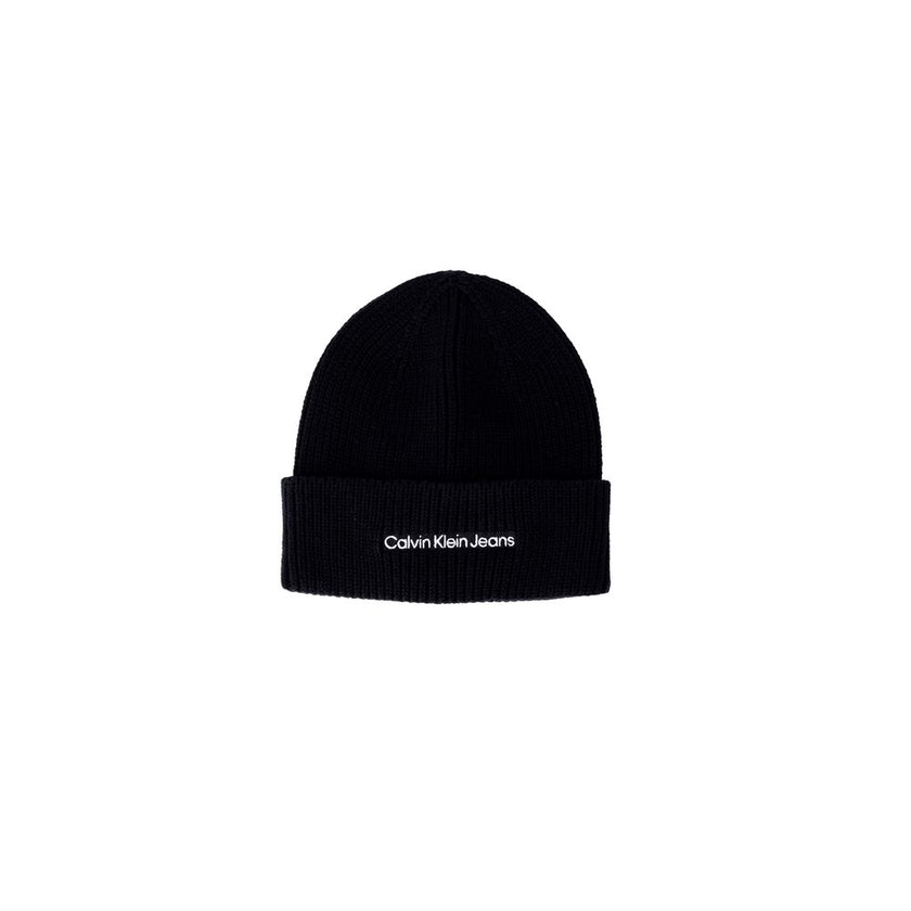 Black Cotton Cap (Baseball Hat)The Calvin Klein Jeans INSTITUTIONAL BEANIE for women is an elegant and versatile accessory, made from 100% cotton for comfort and breathability. The ribbed design is enhanced by an embroidered logo, adding a modern and dist