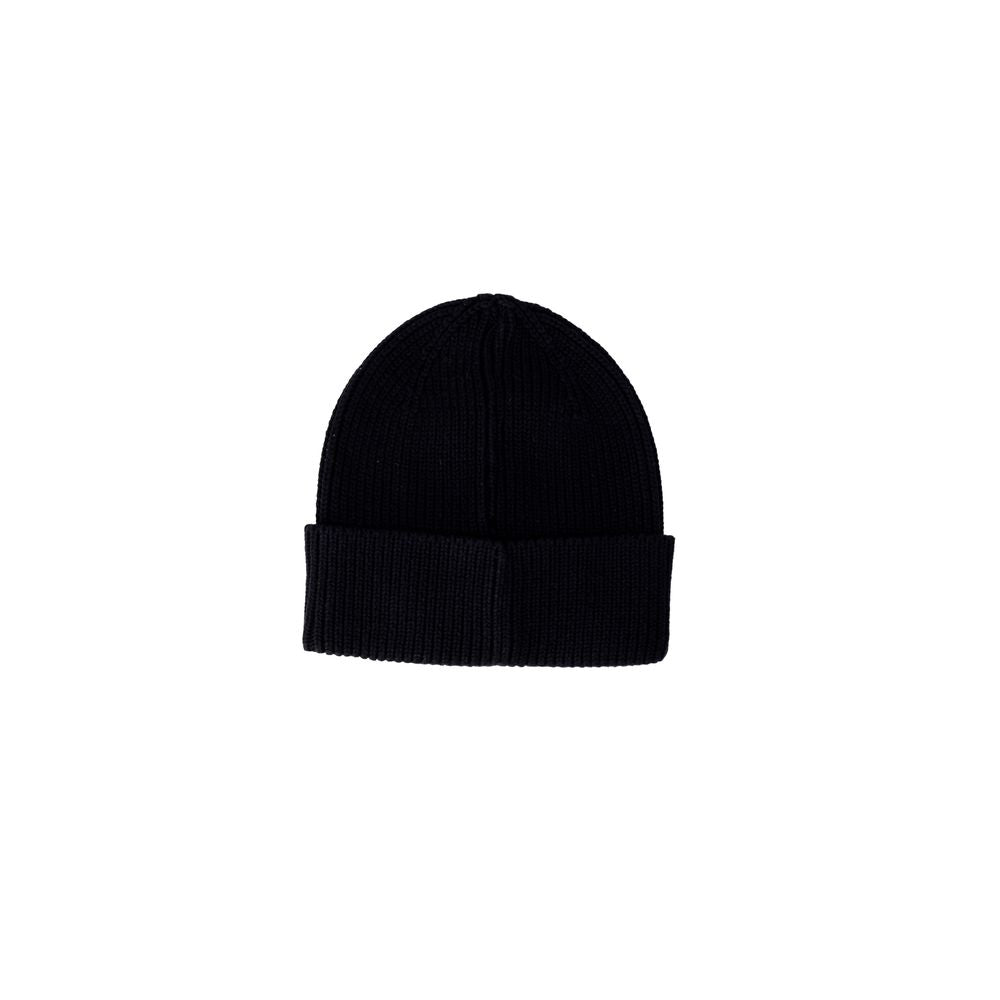Black Cotton Cap (Baseball Hat)The Calvin Klein Jeans INSTITUTIONAL BEANIE for women is an elegant and versatile accessory, made from 100% cotton for comfort and breathability. The ribbed design is enhanced by an embroidered logo, adding a modern and dist