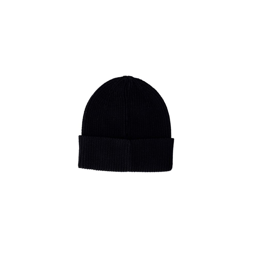 Black Cotton Cap (Baseball Hat)The Calvin Klein Jeans INSTITUTIONAL BEANIE for women is an elegant and versatile accessory, made from 100% cotton for comfort and breathability. The ribbed design is enhanced by an embroidered logo, adding a modern and dist