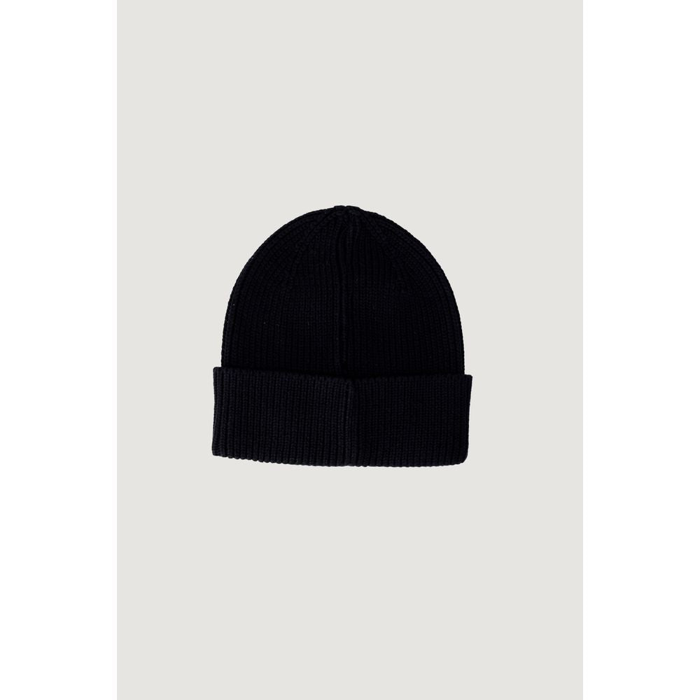 Black Cotton Cap (Baseball Hat)The Calvin Klein Jeans INSTITUTIONAL BEANIE for women is an elegant and versatile accessory, made from 100% cotton for comfort and breathability. The ribbed design is enhanced by an embroidered logo, adding a modern and dist