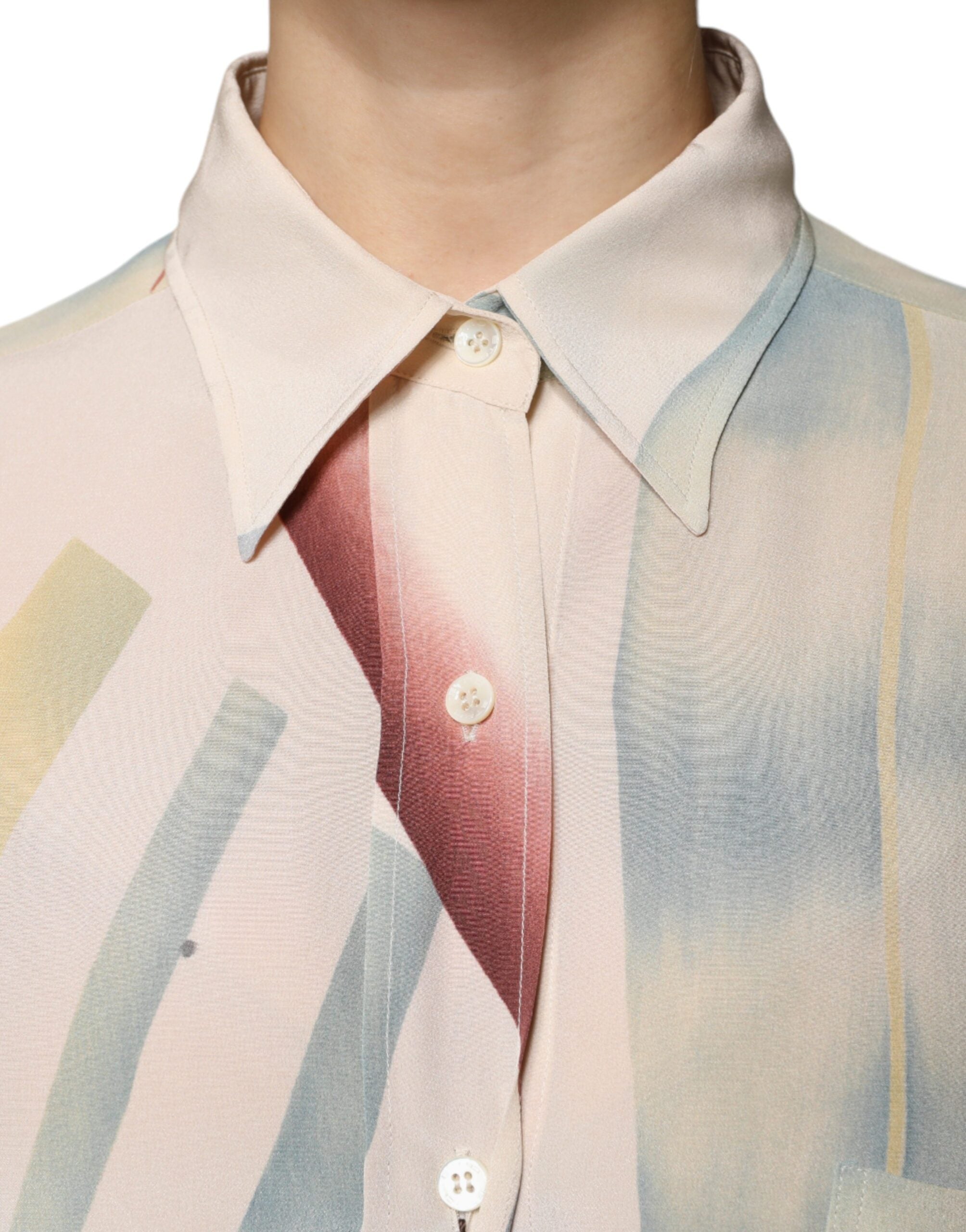 Chemisier beige imprimé à col et manches longues boutonnées