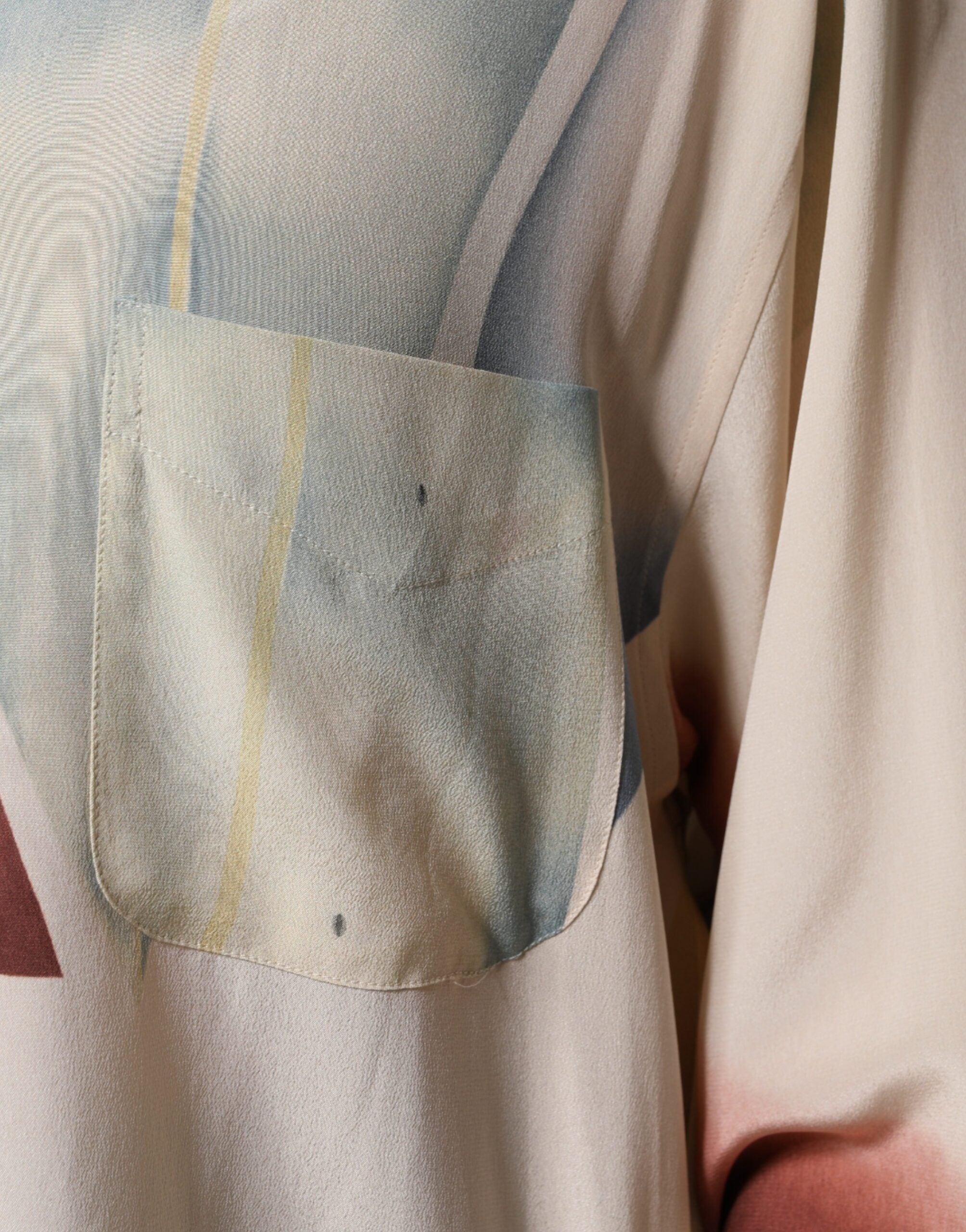 Chemisier beige imprimé à col et manches longues boutonnées