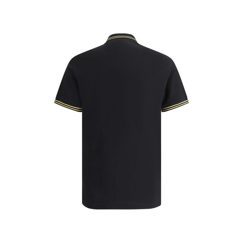 Black Cotton Polo ShirtCotton Polo Shirt by Versace, classic ribbed collar, tone-on-tone front buttons, iconic brand logo patch applied on front, regular fit. Season: AW25 Composition: 100% Cotton MADE IN TUNISIABlack Cotton Polo Shirt${tagsVersaceAulae B