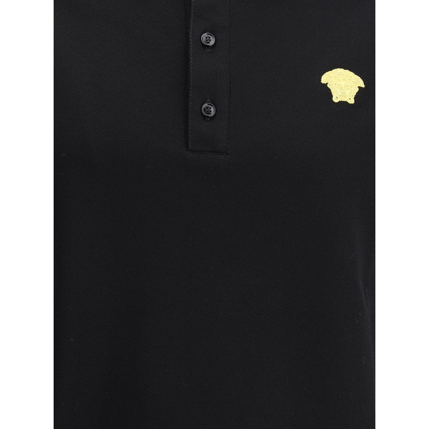 Black Cotton Polo ShirtCotton Polo Shirt by Versace, classic ribbed collar, tone-on-tone front buttons, iconic brand logo patch applied on front, regular fit. Season: AW25 Composition: 100% Cotton MADE IN TUNISIABlack Cotton Polo Shirt${tagsVersaceAulae B