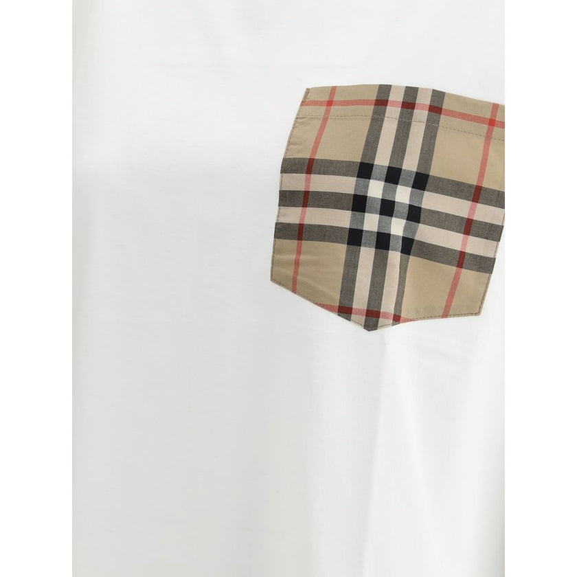 White Cotton T-ShirtBurberry’s Archive Check pocket T-shirt features a ribbed crew neck and an applique pocket on the front with the historic Archive Check pattern. The rest of the garment features an all-over monochrome pattern for a modern and versatile