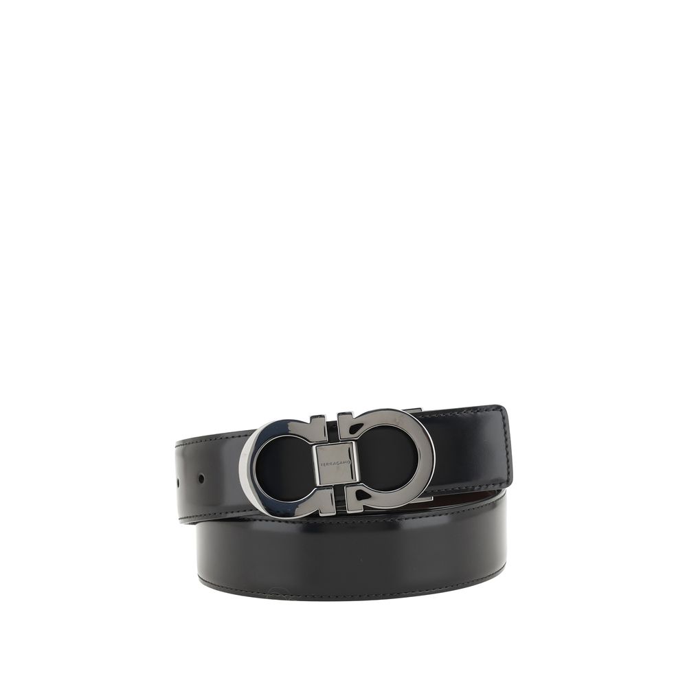 Black Calf Leather Bos Taurus Regular BeltFerragamo’s Reversible Leather Belt features a refined monochrome design on both sides, ideal for adapting to different looks with just one accessory. The metal buckle is decorated with the iconic Gancini logo, a
