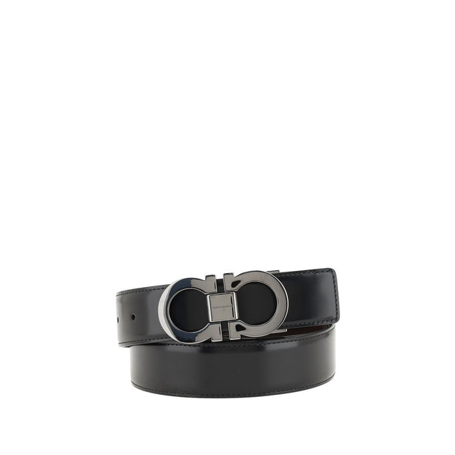 Black Calf Leather Bos Taurus Regular BeltFerragamo’s Reversible Leather Belt features a refined monochrome design on both sides, ideal for adapting to different looks with just one accessory. The metal buckle is decorated with the iconic Gancini logo, a
