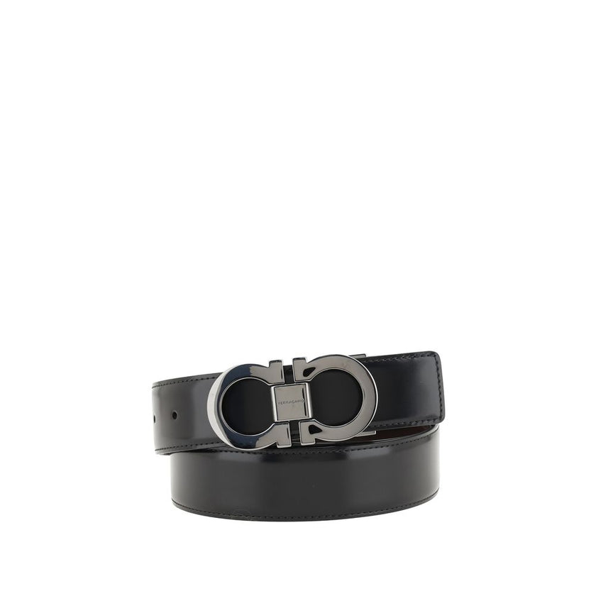 Black Calf Leather Bos Taurus Regular BeltFerragamo’s Reversible Leather Belt features a refined monochrome design on both sides, ideal for adapting to different looks with just one accessory. The metal buckle is decorated with the iconic Gancini logo, a