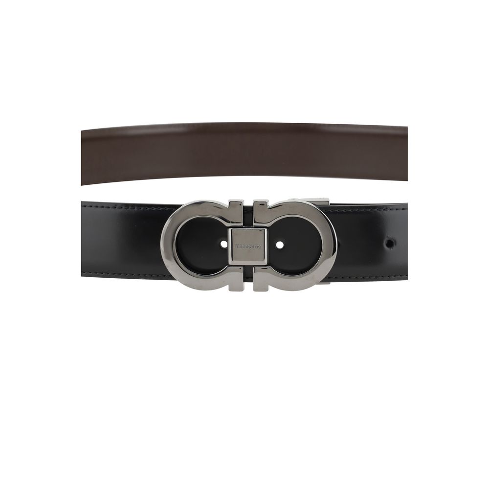 Black Calf Leather Bos Taurus Regular BeltFerragamo’s Reversible Leather Belt features a refined monochrome design on both sides, ideal for adapting to different looks with just one accessory. The metal buckle is decorated with the iconic Gancini logo, a