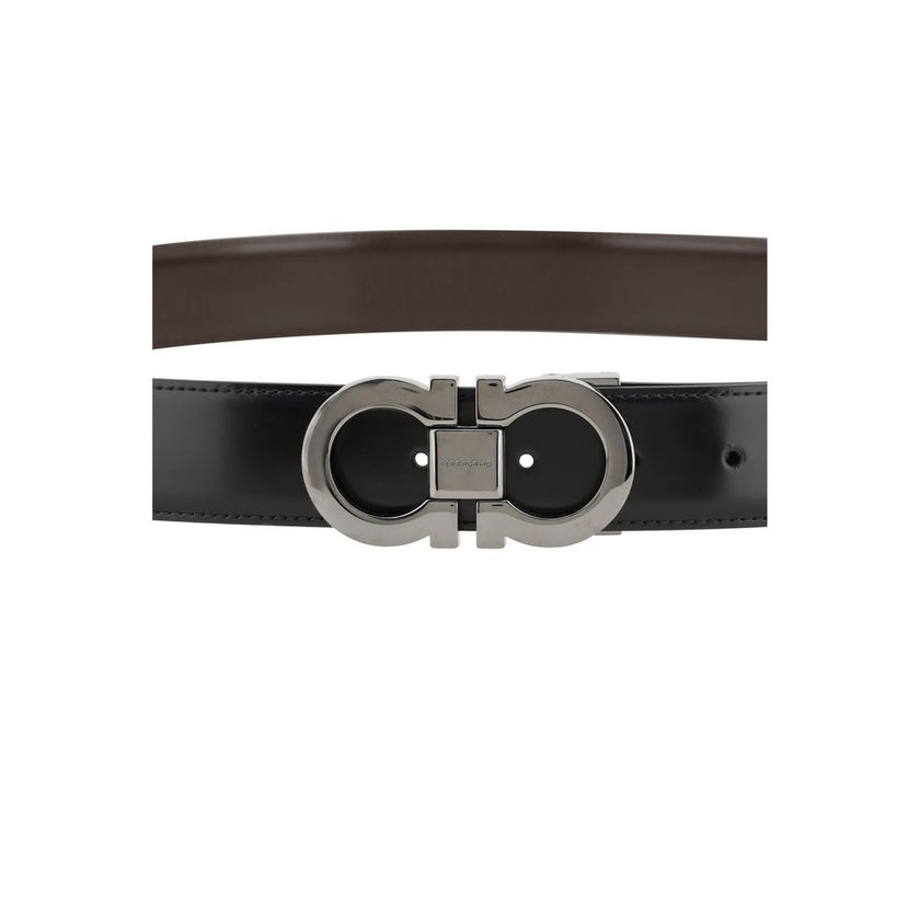 Black Calf Leather Bos Taurus Regular BeltFerragamo’s Reversible Leather Belt features a refined monochrome design on both sides, ideal for adapting to different looks with just one accessory. The metal buckle is decorated with the iconic Gancini logo, a
