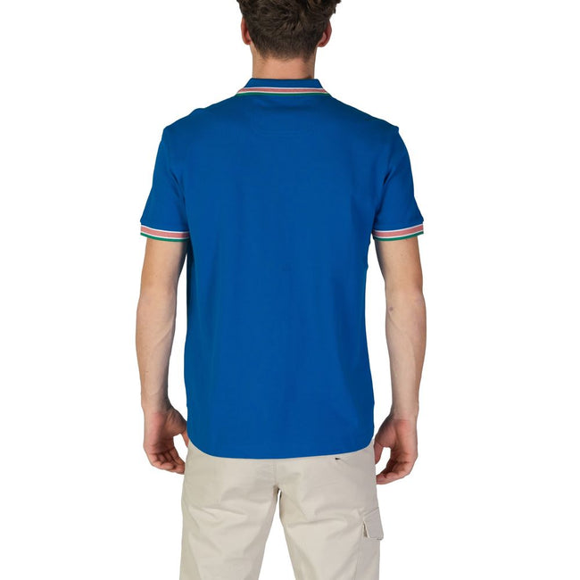 Blue Cotton Polo ShirtThis short-sleeved men’s polo shirt by Boss, model 10241663 50469055, is crafted from 100% high-quality cotton, ensuring comfort and breathability throughout the day. The modern design features contrasting details on the collar and s