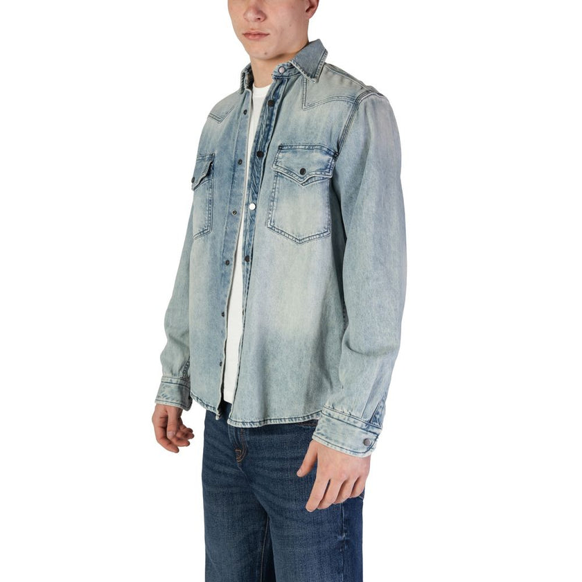 Light Blue Cotton ShirtThe Boss men’s long-sleeve shirt 10247373 50513227 is crafted from 100% cotton, ensuring all-day comfort and breathability. Featuring a front snap-button closure and two chest flap pockets with buttons, this shirt combines practical