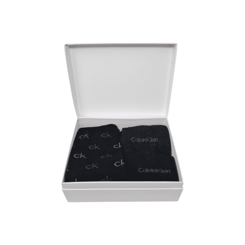 Black Cotton SocksDiscover the elegance and comfort of the Calvin Klein SOCK 3P LUREX LOGO GI 701229444 women’s socks. Made with high-quality materials, these socks are composed of 49% cotton, 42% polyamide, 7% metallic fibers, and 2% elastane/lycra, ensu