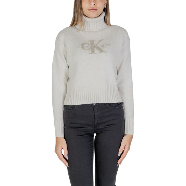 Cream Cotton SweaterDiscover the Calvin Klein Jeans CHENILLE MONOLOGO J20J224229 women’s sweater, perfect for those who appreciate a modern and refined style. Crafted from a soft blend of 60% cotton and 40% acrylic, this sweater offers comfort and warmth