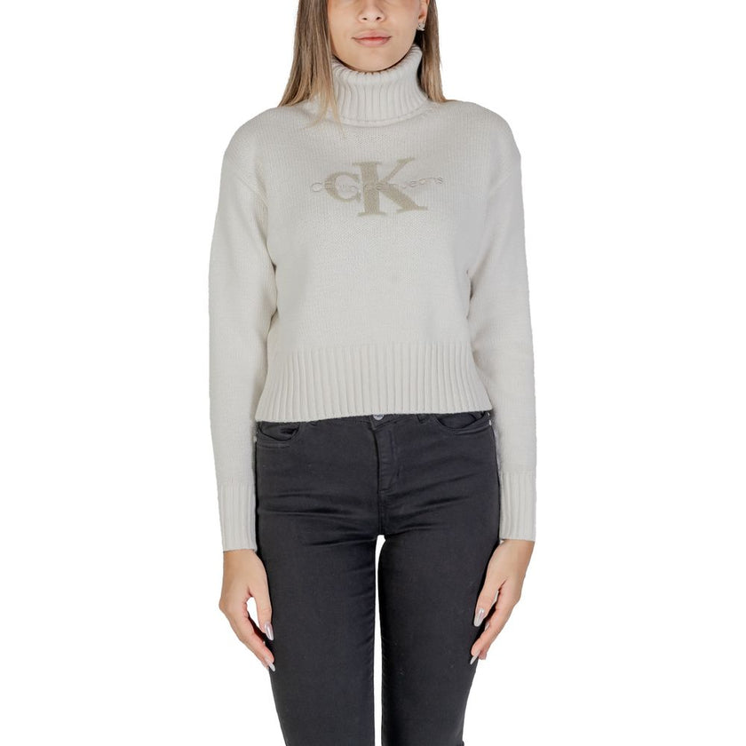 Cream Cotton SweaterDiscover the Calvin Klein Jeans CHENILLE MONOLOGO J20J224229 women’s sweater, perfect for those who appreciate a modern and refined style. Crafted from a soft blend of 60% cotton and 40% acrylic, this sweater offers comfort and warmth