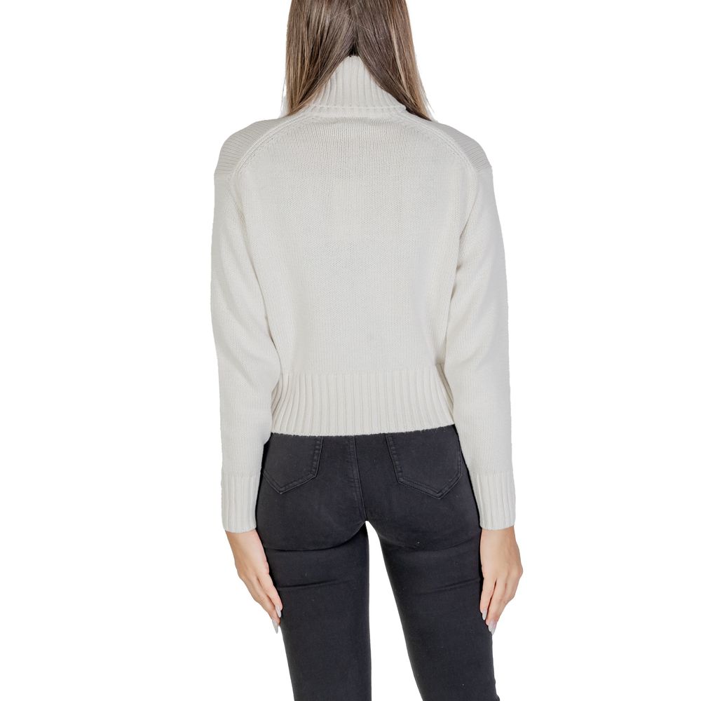 Cream Cotton SweaterDiscover the Calvin Klein Jeans CHENILLE MONOLOGO J20J224229 women’s sweater, perfect for those who appreciate a modern and refined style. Crafted from a soft blend of 60% cotton and 40% acrylic, this sweater offers comfort and warmth