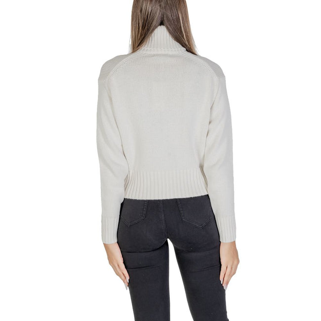 Cream Cotton SweaterDiscover the Calvin Klein Jeans CHENILLE MONOLOGO J20J224229 women’s sweater, perfect for those who appreciate a modern and refined style. Crafted from a soft blend of 60% cotton and 40% acrylic, this sweater offers comfort and warmth