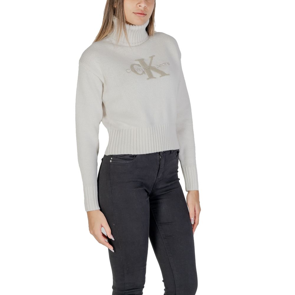 Cream Cotton SweaterDiscover the Calvin Klein Jeans CHENILLE MONOLOGO J20J224229 women’s sweater, perfect for those who appreciate a modern and refined style. Crafted from a soft blend of 60% cotton and 40% acrylic, this sweater offers comfort and warmth