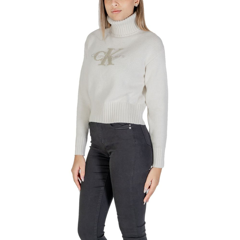 Cream Cotton SweaterDiscover the Calvin Klein Jeans CHENILLE MONOLOGO J20J224229 women’s sweater, perfect for those who appreciate a modern and refined style. Crafted from a soft blend of 60% cotton and 40% acrylic, this sweater offers comfort and warmth