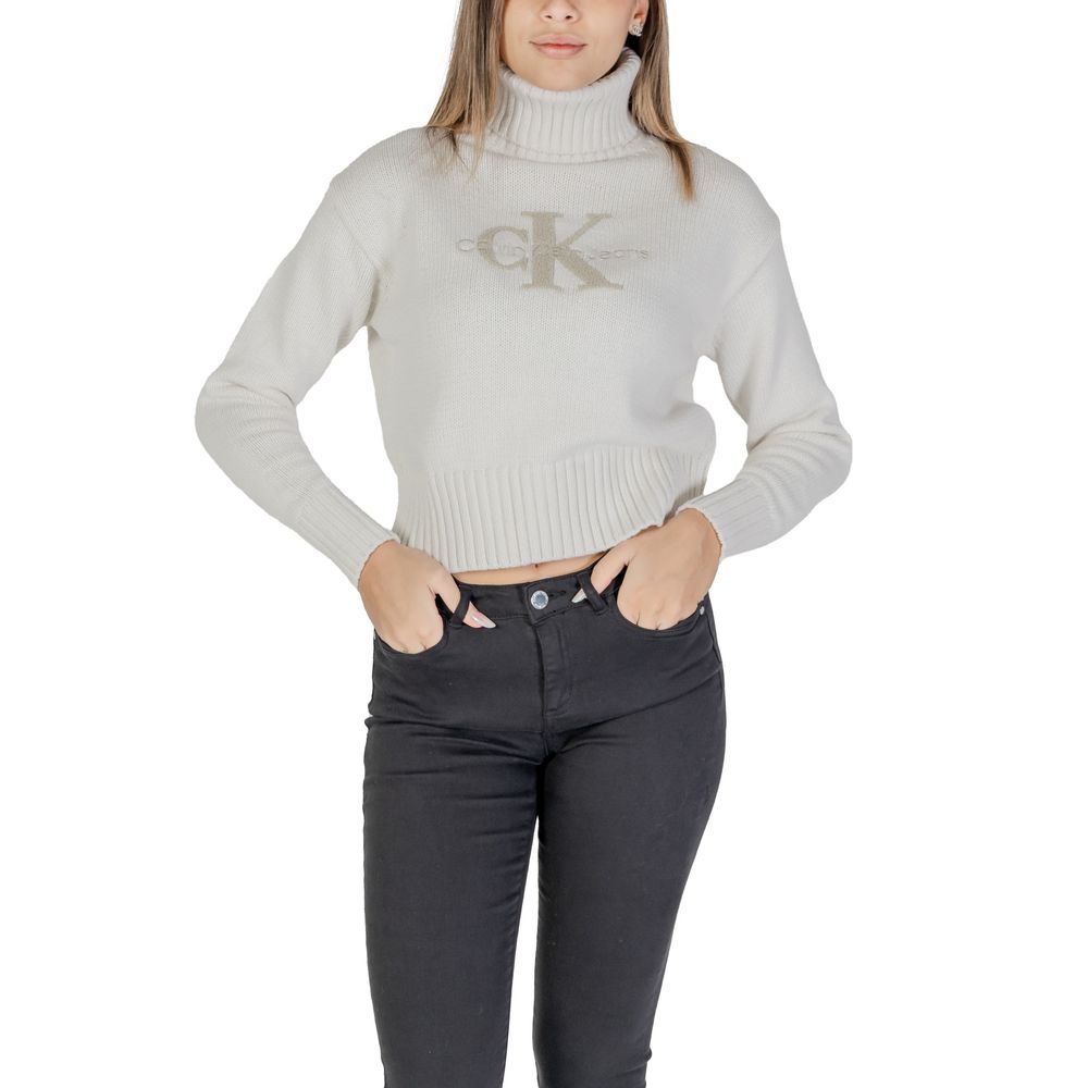Cream Cotton SweaterDiscover the Calvin Klein Jeans CHENILLE MONOLOGO J20J224229 women’s sweater, perfect for those who appreciate a modern and refined style. Crafted from a soft blend of 60% cotton and 40% acrylic, this sweater offers comfort and warmth