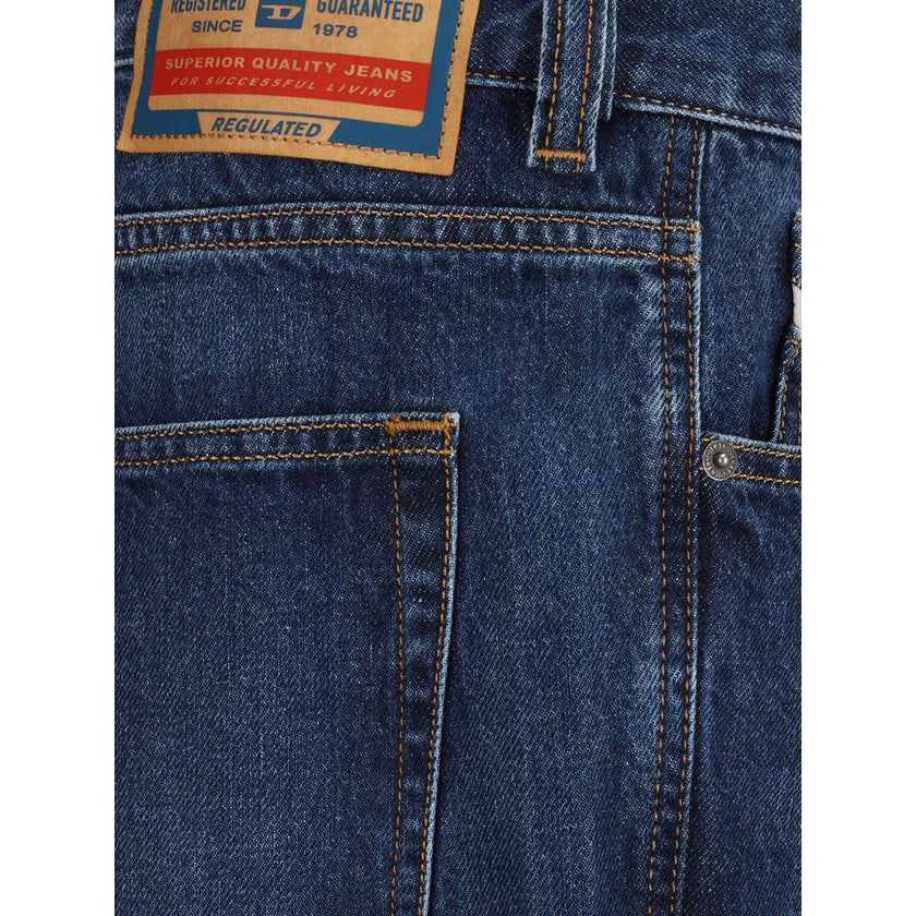 Blue Cotton Relaxed Fit JeansCotton 2010 D-Macs Jeans by Diesel, five-pocket design, front button and zipper closure, waistband loops, iconic branded signature leather pressure-printed patch applied at back. Season: SS25 Composition: 100% Cotton MADE IN T