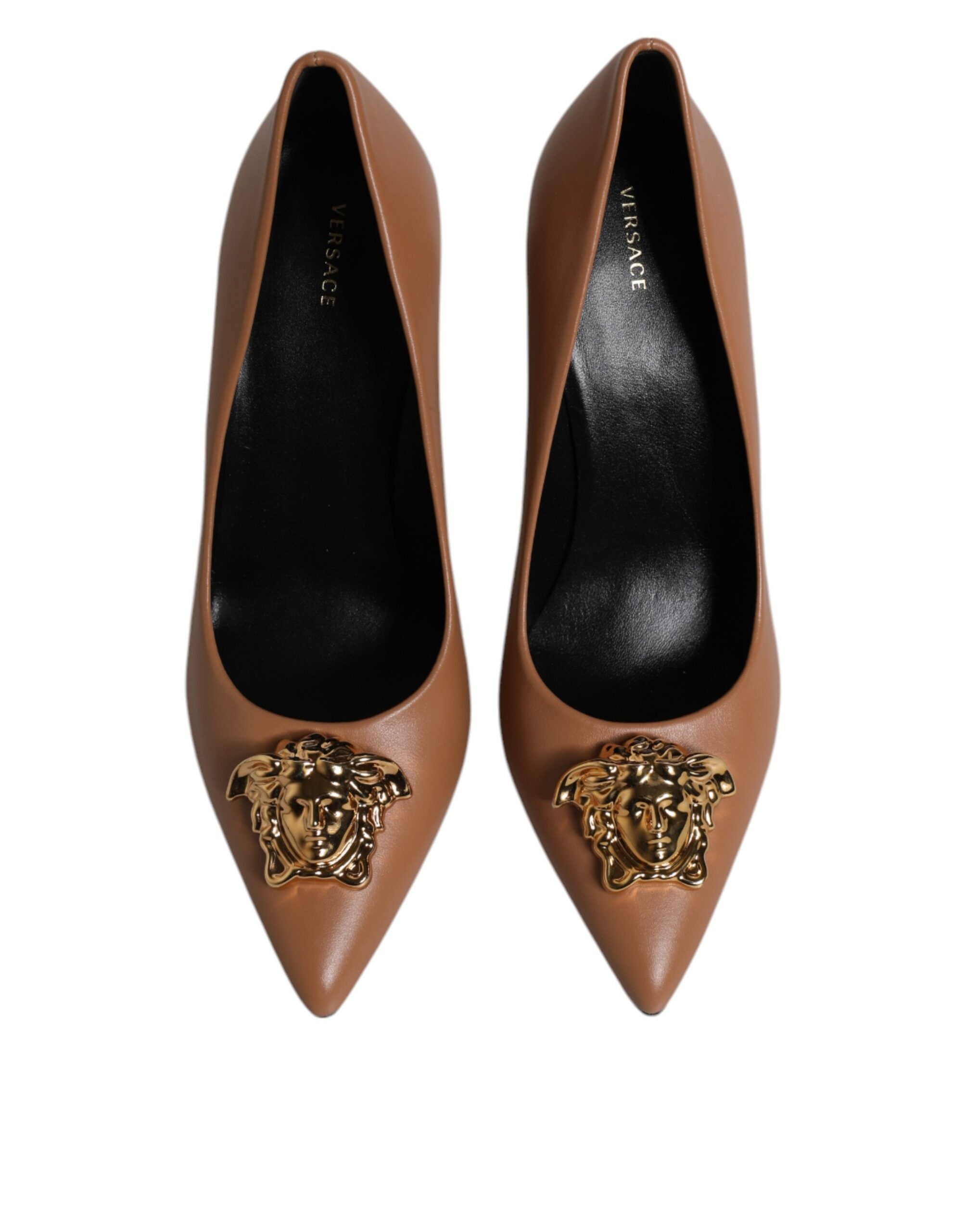 Braune Lederpumps mit Logo-Plakette und hohem Absatz