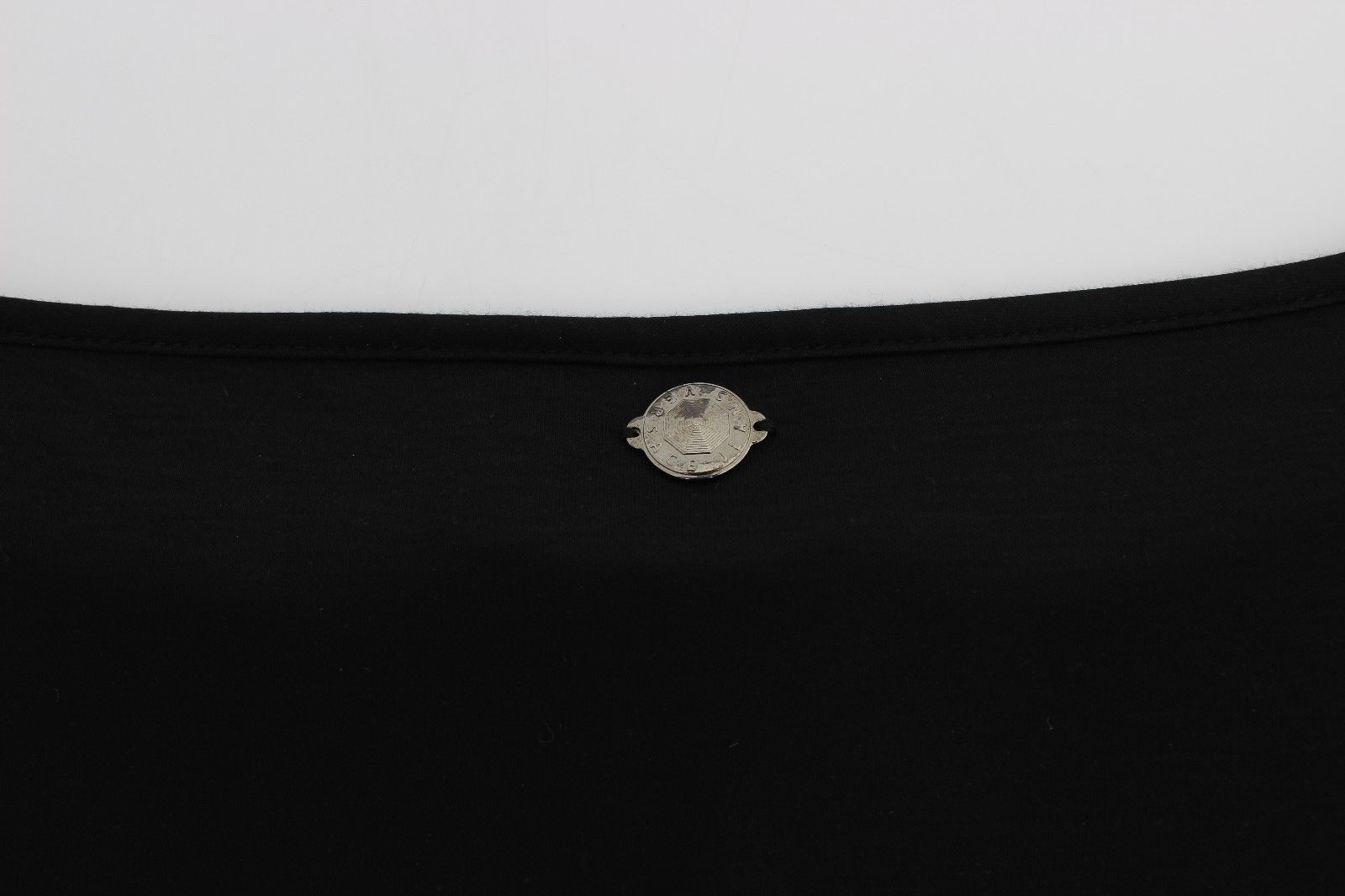Robe noire en modal et soie, coupe droite, longueur genou