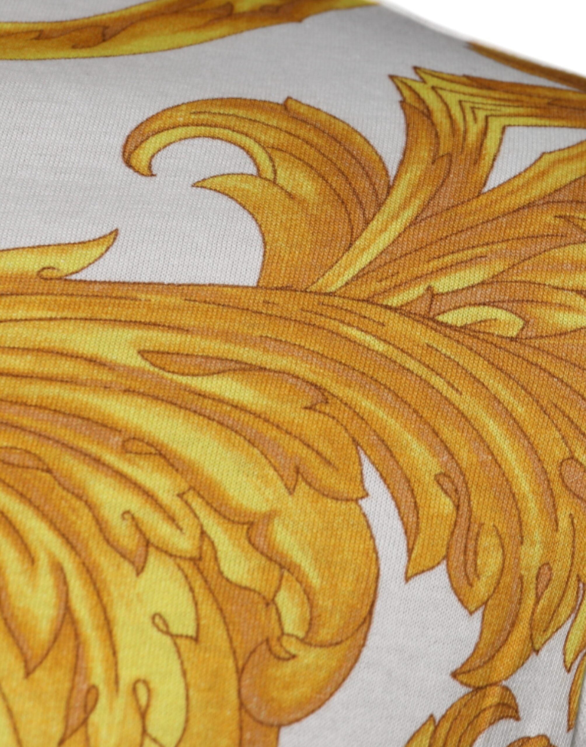 White Medusa Print Cotton Crew Neck T-shirtVERSACE Absolutely stunning, 100% Authentic brand new with tags VERSACE medusa print t-shirt crafted from cotton features a short sleeves and crew neck. Model: Crew neck t-shirt Color: White, Gold Material: 100%