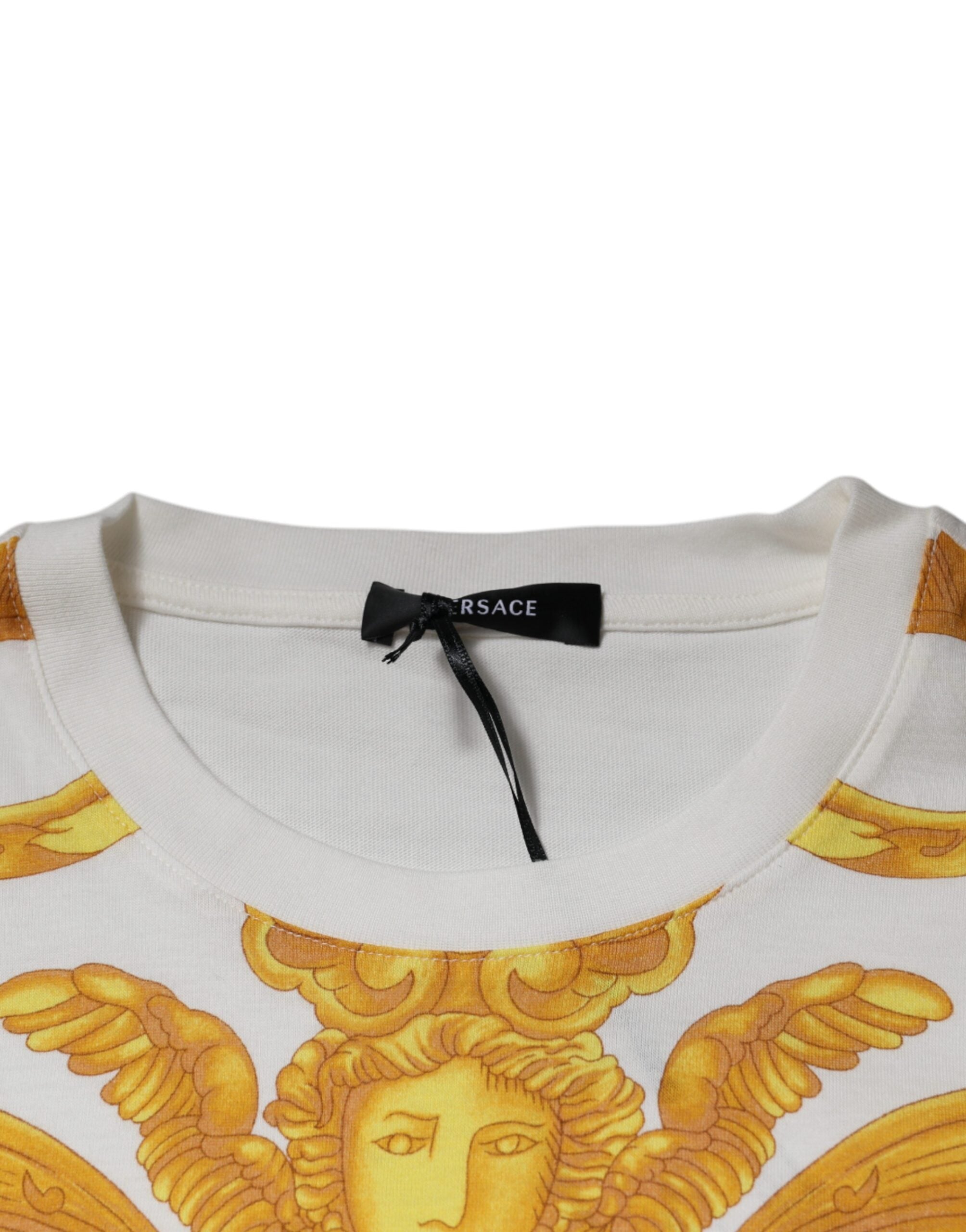 White Medusa Print Cotton Crew Neck T-shirtVERSACE Absolutely stunning, 100% Authentic brand new with tags VERSACE medusa print t-shirt crafted from cotton features a short sleeves and crew neck. Model: Crew neck t-shirt Color: White, Gold Material: 100%
