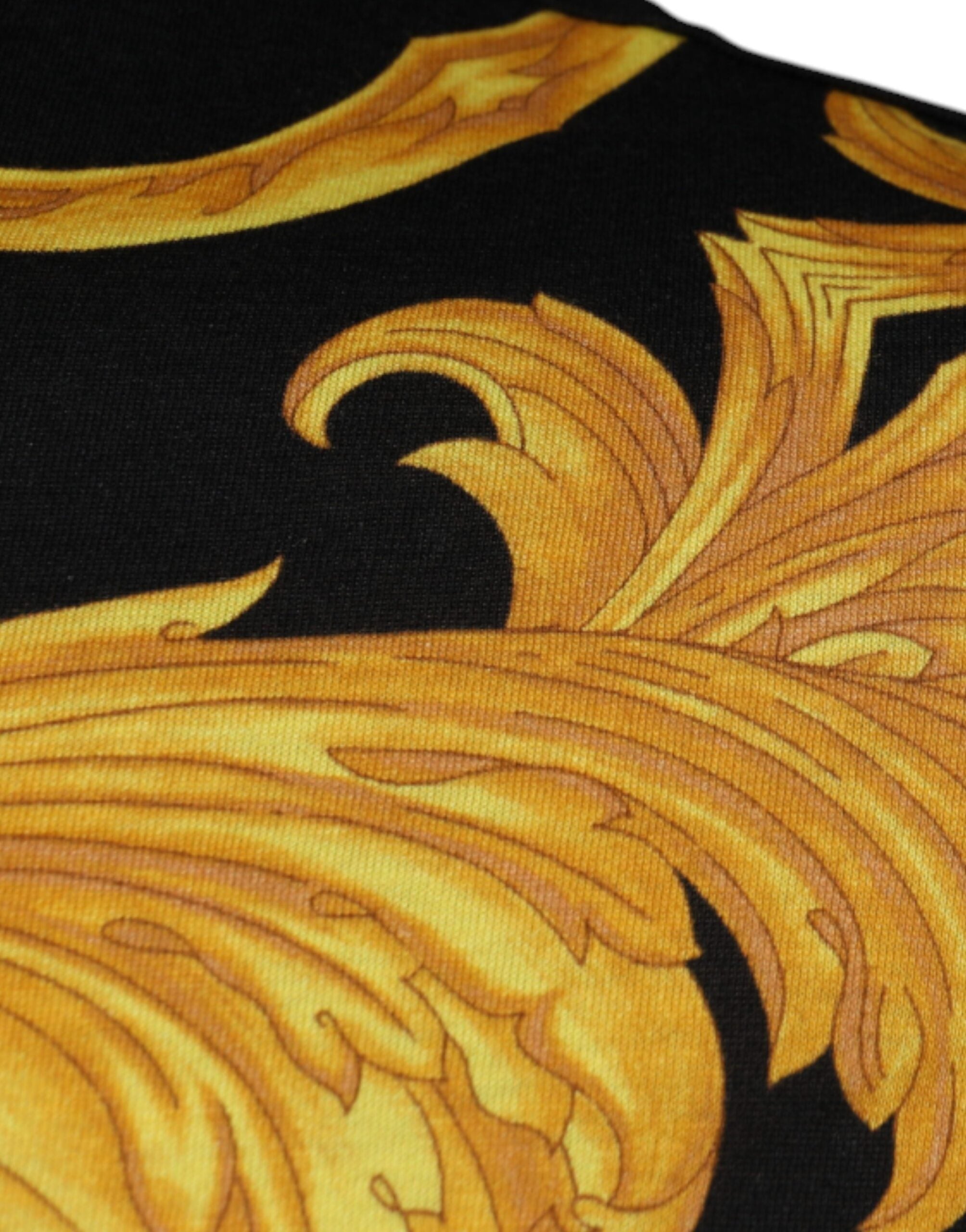 Black Medusa Print Cotton Crew Neck T-shirtVERSACE Absolutely stunning, 100% Authentic brand new with tags VERSACE medusa print t-shirt crafted from cotton features a short sleeves and crew neck. Model: Crew neck t-shirt Color: Black, Gold Material: 100%