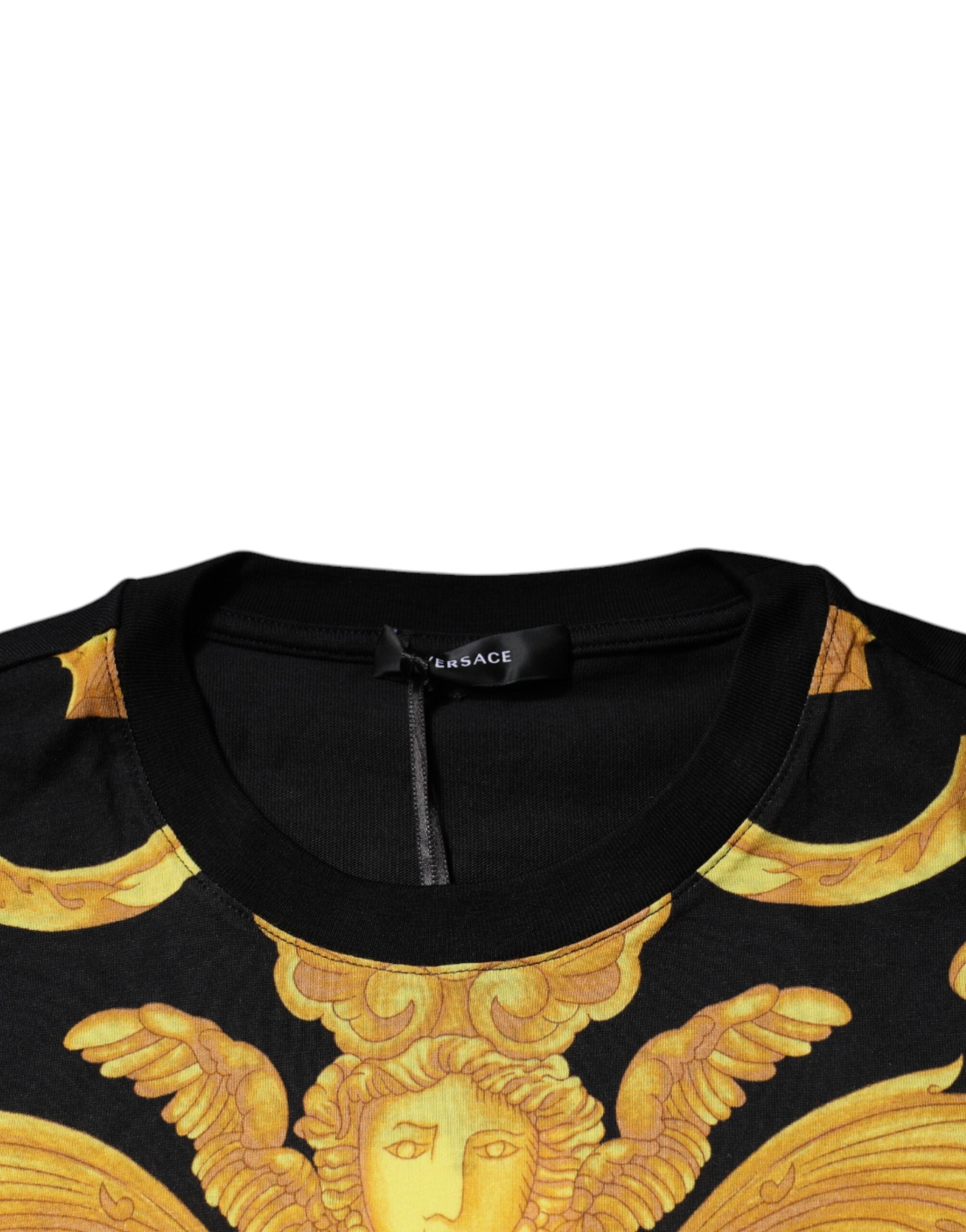 Black Medusa Print Cotton Crew Neck T-shirtVERSACE Absolutely stunning, 100% Authentic brand new with tags VERSACE medusa print t-shirt crafted from cotton features a short sleeves and crew neck. Model: Crew neck t-shirt Color: Black, Gold Material: 100%