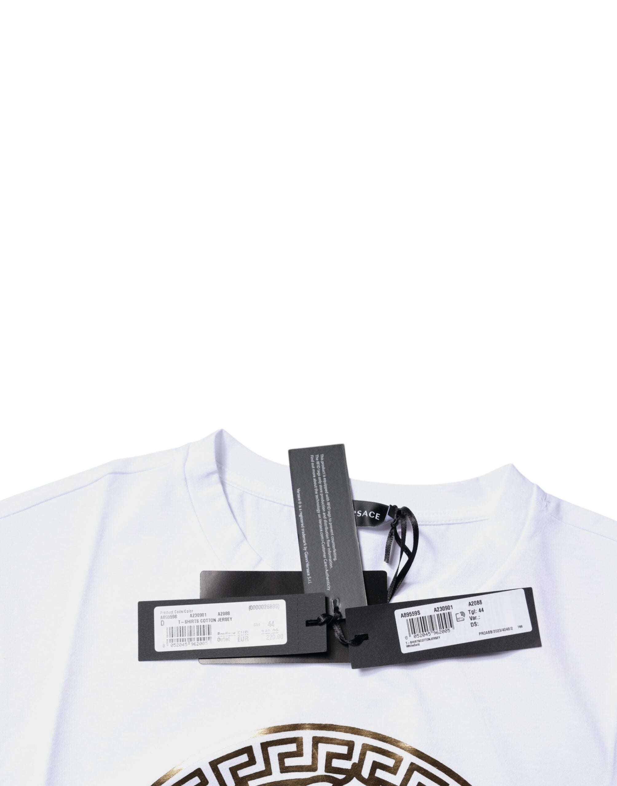 White Medusa Print Cotton Crew Neck T-shirtVERSACE Absolutely stunning, 100% Authentic brand new with tags VERSACE medusa print t-shirt crafted from cotton features a short sleeves and crew neck. Model: Crew neck t-shirt Color: White, Gold Material: 100%