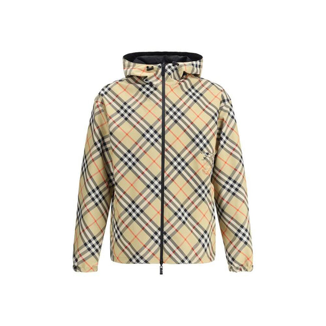 Reversible waterproof JacketBurberry’s reversible Waterproof Jacket is a versatile and functional garment perfect for any occasion. Featuring an adjustable drawstring hood and a front zipper closure, it offers practicality and protection. The two side wel