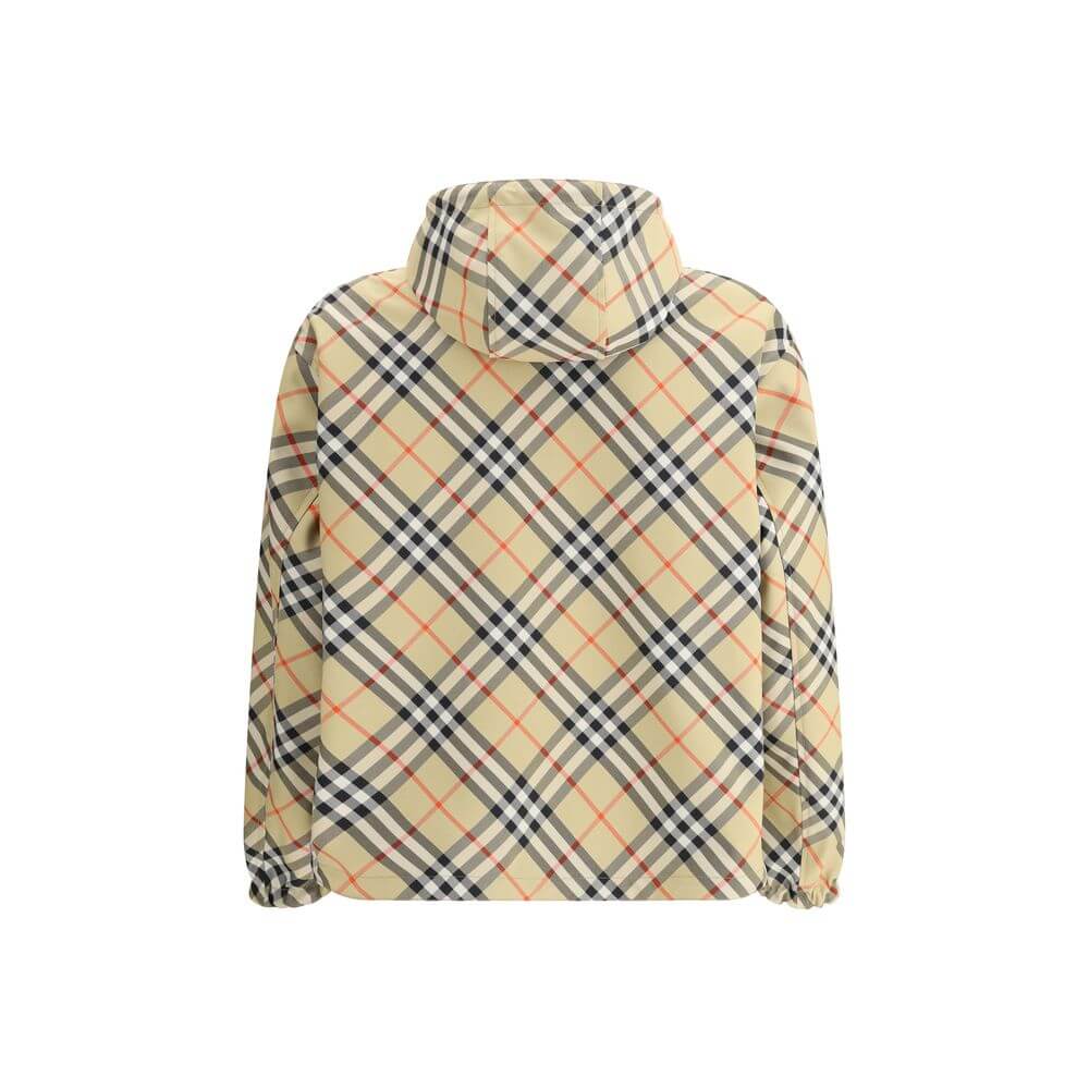 Reversible waterproof JacketBurberry’s reversible Waterproof Jacket is a versatile and functional garment perfect for any occasion. Featuring an adjustable drawstring hood and a front zipper closure, it offers practicality and protection. The two side wel