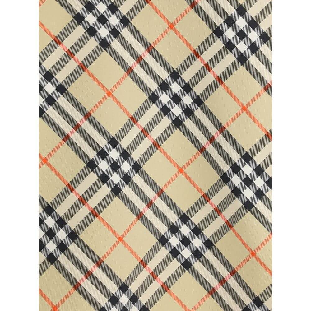 Reversible waterproof JacketBurberry’s reversible Waterproof Jacket is a versatile and functional garment perfect for any occasion. Featuring an adjustable drawstring hood and a front zipper closure, it offers practicality and protection. The two side wel