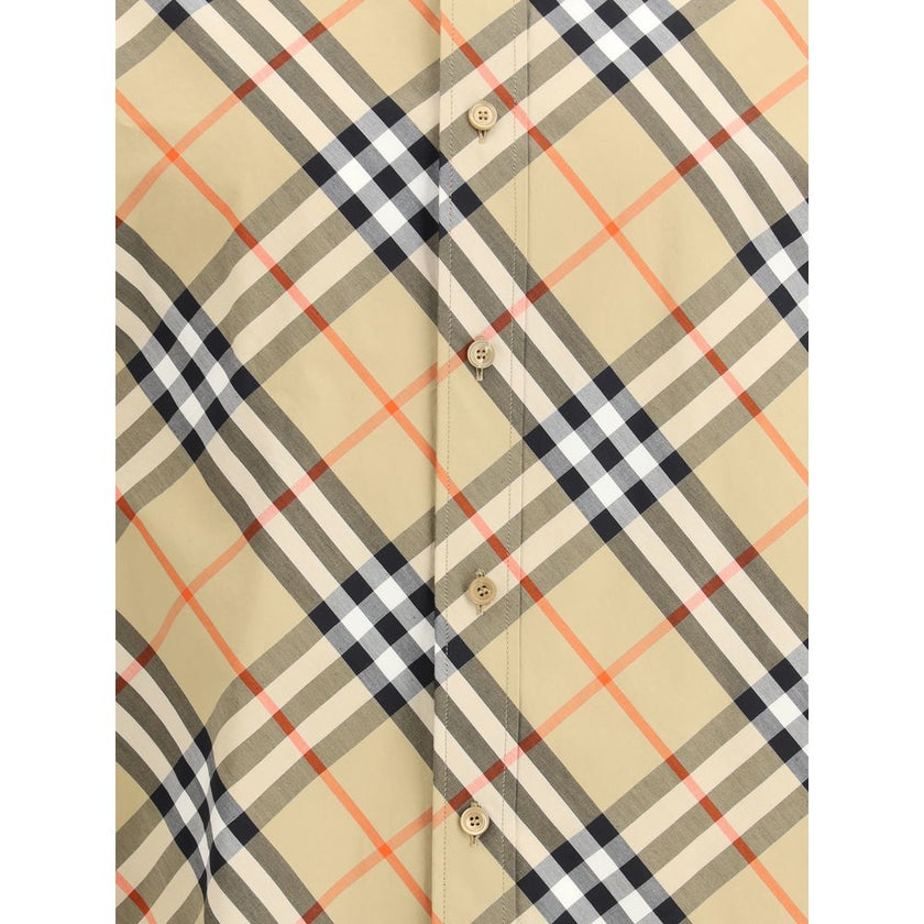 Beige Cotton Pattern ShirtBurberry’s Archive Check Shirt is a timeless classic, made with the iconic Archive Check pattern covering the entire surface. It features a classic collar and front button closure, while adjustable button cuffs add practicality a