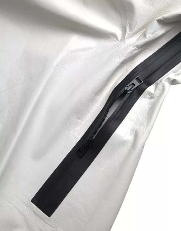 White Leather Men Waterproof Jacket BlousonBOTTEGA VENETA Absolutely stunning, 100% Authentic, brand new with tags BOTTEGA VENETA waterproof leather jacket. Model: Raincoat Colour: White Material: 100% Calf Leather Zipper closure Made in ItalyWhite Leathe